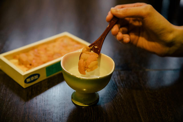 絶景ポイント①毎朝函館から直送された新鮮な生うにの甘みを、塩水で食すべし！